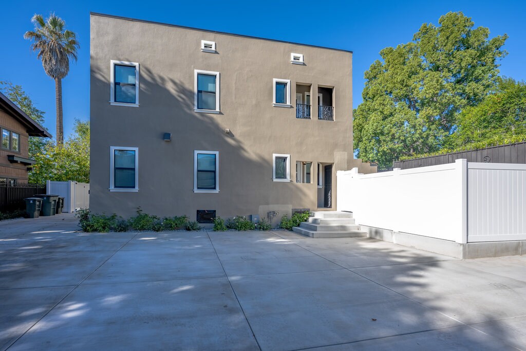 Building Photo - 494 S Marengo Ave