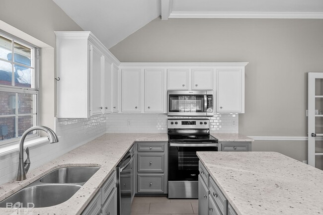 Building Photo - Check Out this 4 bed 2 bath