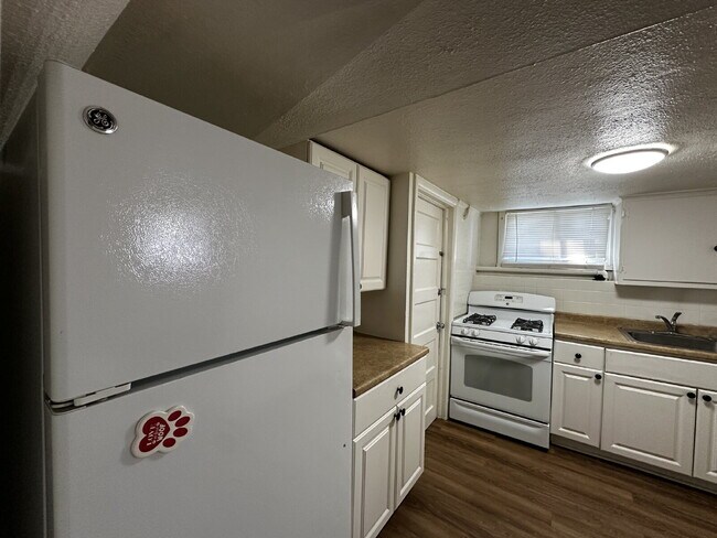 Building Photo - Cozy 1 bed apartment in Elyria Swansea!