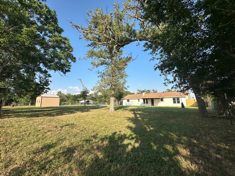 Building Photo - 241 Buck Square St