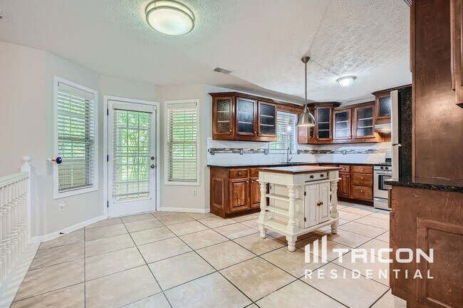 Building Photo - 713 Forestglen Dr