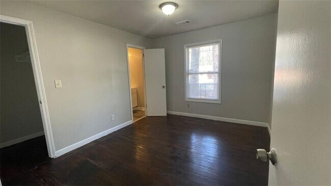Building Photo - 185 Oak Dr SE