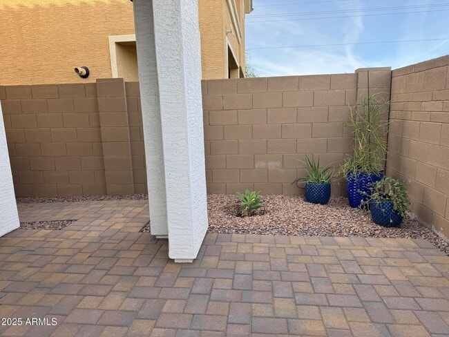 Building Photo - 710 N Bay Dr