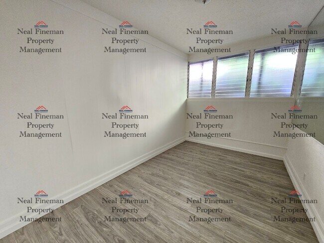 Building Photo - 4 BED, 1 BATH APARTMENT, TANDEM PARKING Electric Water included.