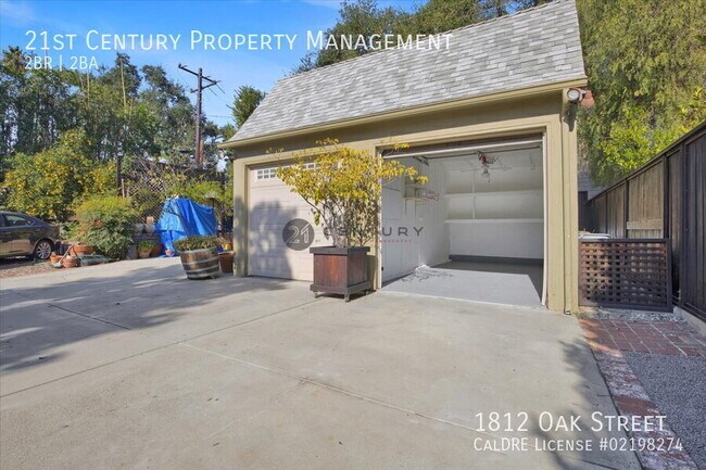 Building Photo - 1812 Oak St