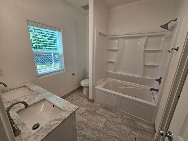 Building Photo - 3 Bedroom 2 Bathroom Duplex for Rent in Corning!