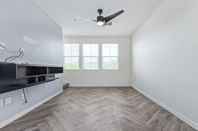 Building Photo - 2321 E Huntington Dr