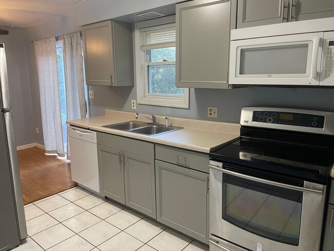 Building Photo - 211 Mallard Ln