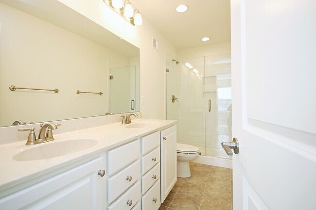 Building Photo - Pet-Friendly Old Trail Townhome With Rooftop Terrace