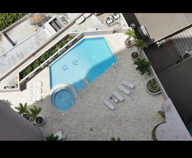 Building Photo - Luxury High-Floor Condo with Panoramic Ocean & Diamond Head Views | 2 Parking | Great Building Am...