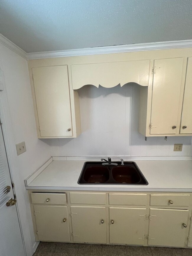 Building Photo - Excellent Location! 2 BR | 1 BA Brick Dupl...