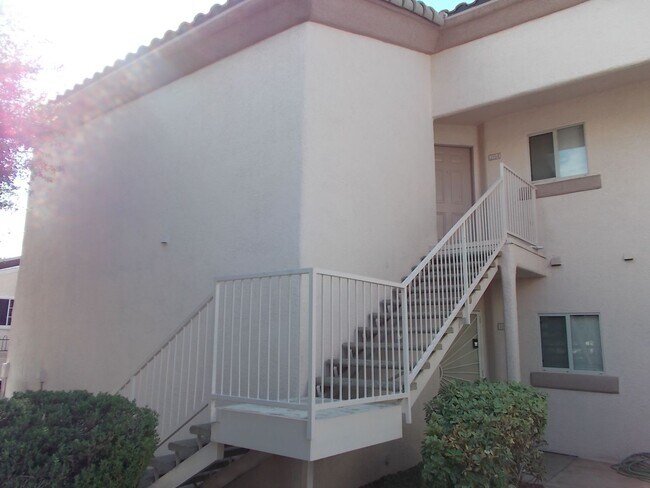 Building Photo - Charming 2 Bed / 2 Bath Condo with Firepla...