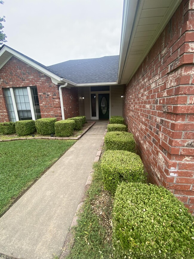 Building Photo - 8604 Timberlyn Way