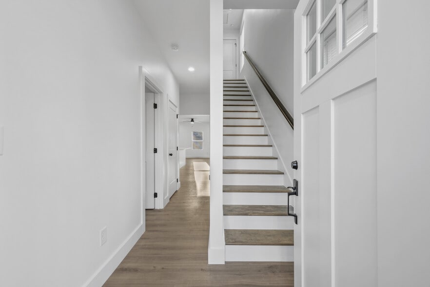 Building Photo - 214 E Morelia Ave