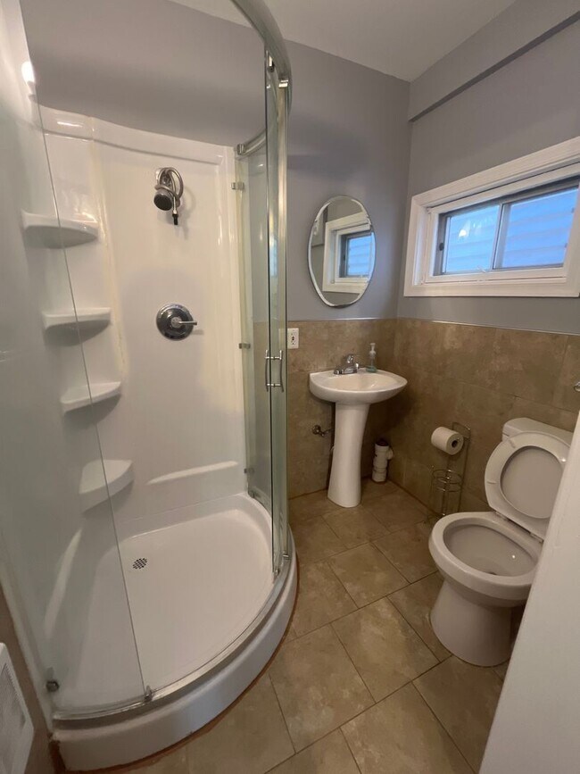 Building Photo - 829 Ferry St