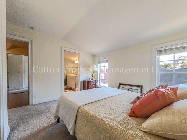 Building Photo - 102 Blossom Cir