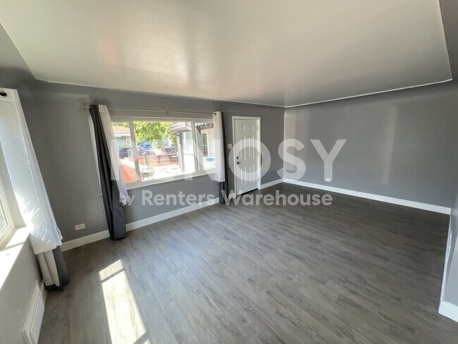 Building Photo - Charming 2 Bedroom 1 bathroom Available Now!