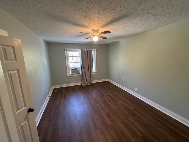 Building Photo - Beautiful 3 Bed and 2 Bath Home