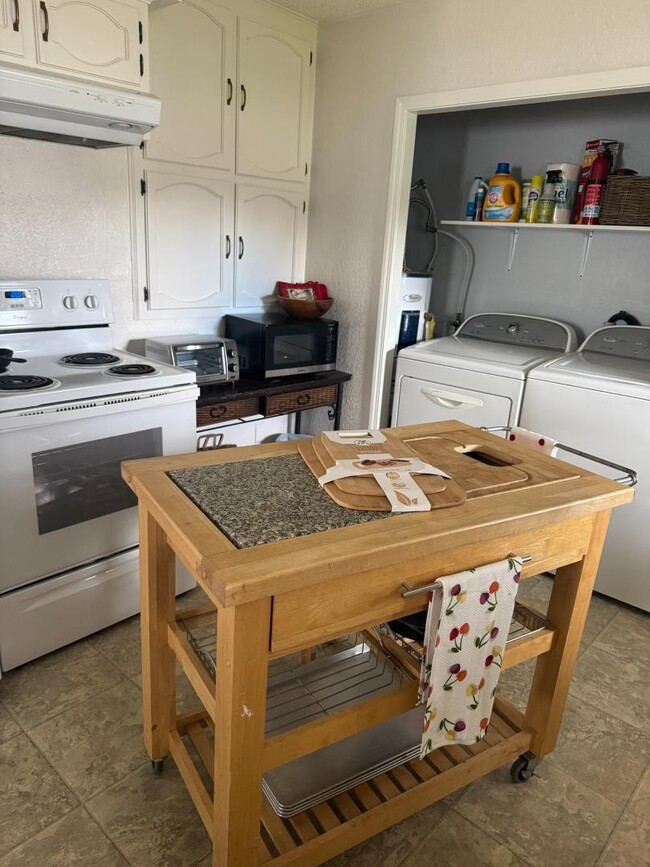 Building Photo - 406 Newtown St