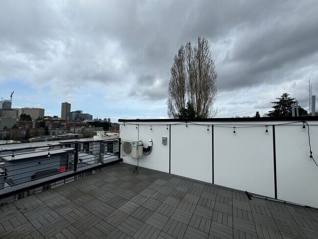 Building Photo - 3B3B cozy townhome