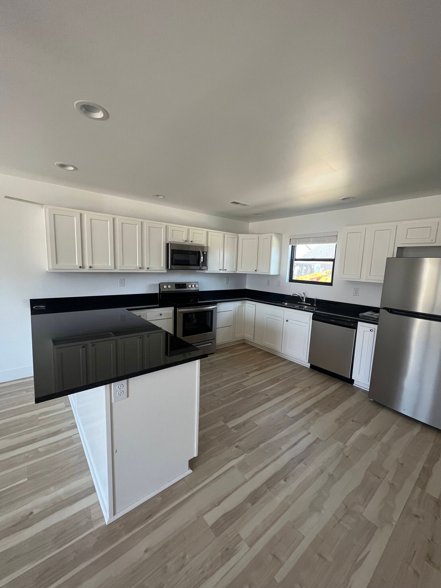 Building Photo - 1124 Winton Pl