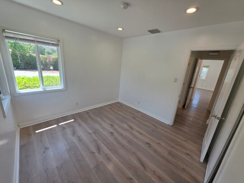 Building Photo - 9805 La Tuna Canyon Rd