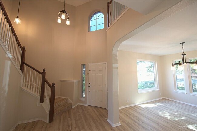 Building Photo - 27 Fern Ave