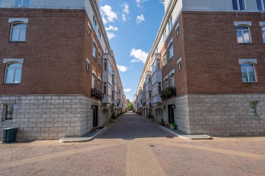 Building Photo - 621 Ponte Villas N