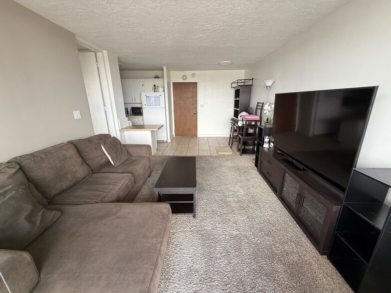 Looking inside - 775 Kinalau Pl