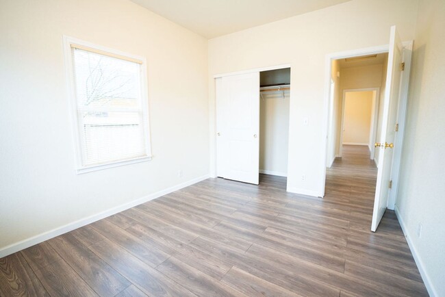 Building Photo - Charming Bungalow in Henderson Center!