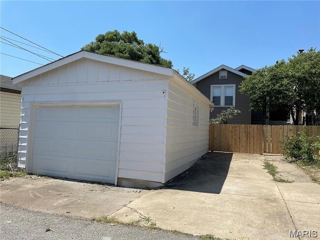 Building Photo - Open floor plan in ideal south city location