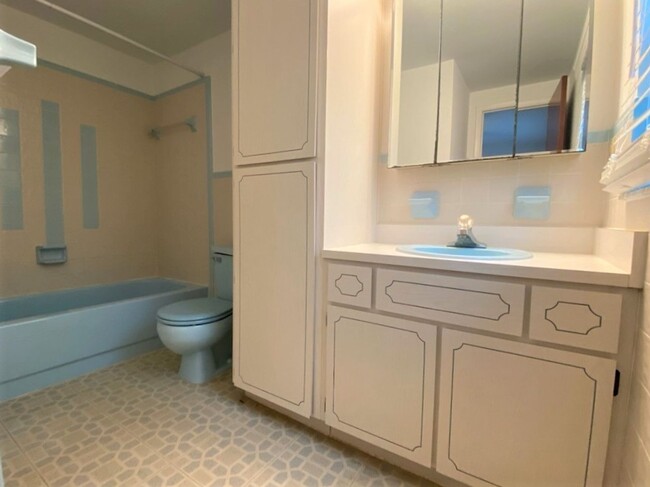 Building Photo - Beautiful Beachside 2 Bedroom Home!