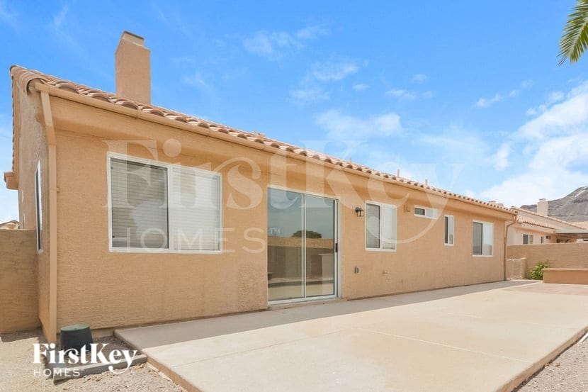 Building Photo - 127 E Tamarack Dr