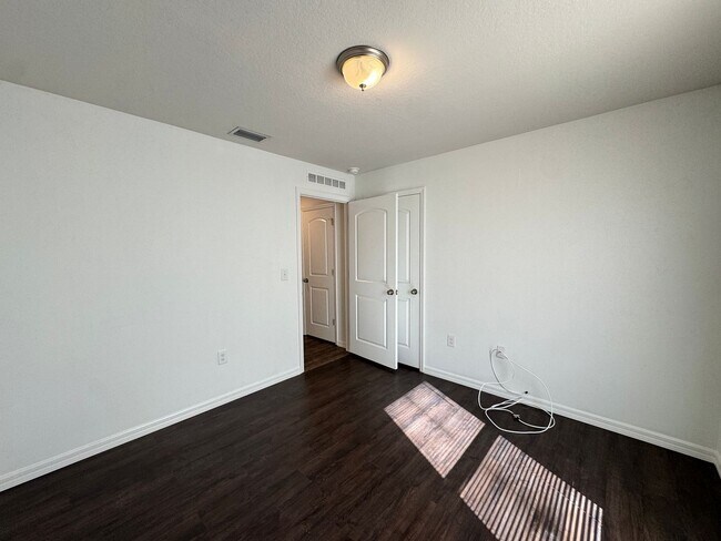 Building Photo - BEAUTIFUL, 4 bedroom, 2 bathroom Home in Poinciana!! Cable & Internet Included with Rent!!