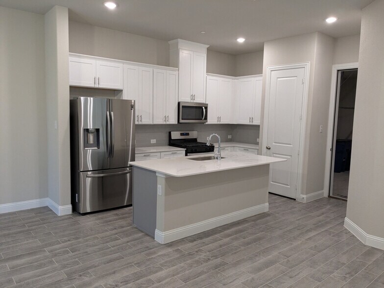 Building Photo - 4237 Shavano Dr
