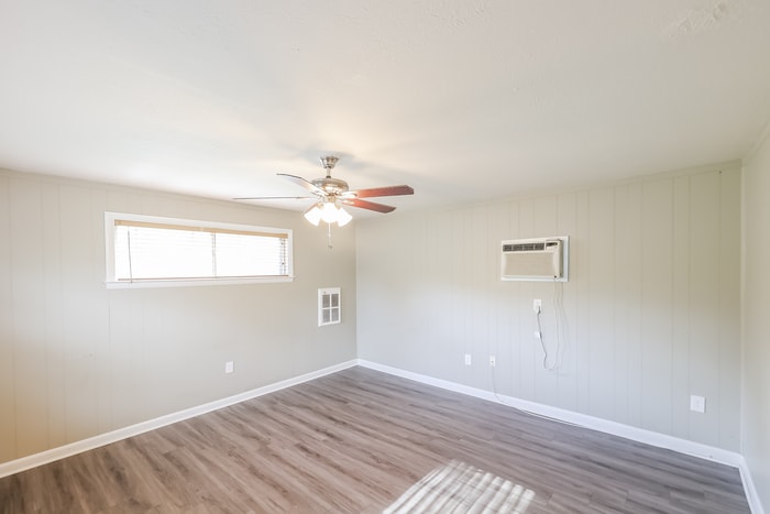 Building Photo - 927 W Lakeview Cir