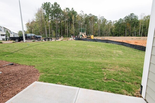 Building Photo - Beautiful 3 Bedroom 2.5 Bathroom Townhome Located in Downton Square, Holly Springs! Available Jul...