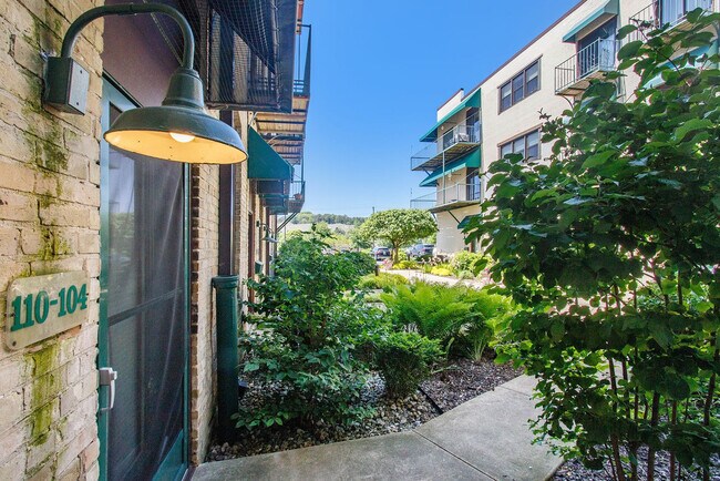 Building Photo - 110 N Harbor Dr