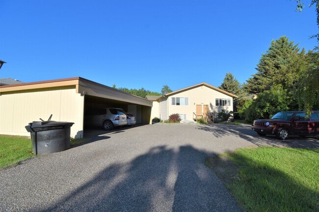 Primary Photo - 2Bed 1.5Ba W/ Carport! Close to MSU Trails...
