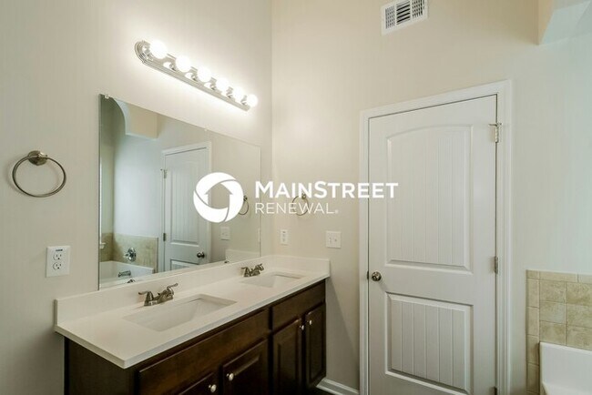 Building Photo - 4 Bedroom Pet-Friendly Home in JONESBORO, GA with Main Street Renewal