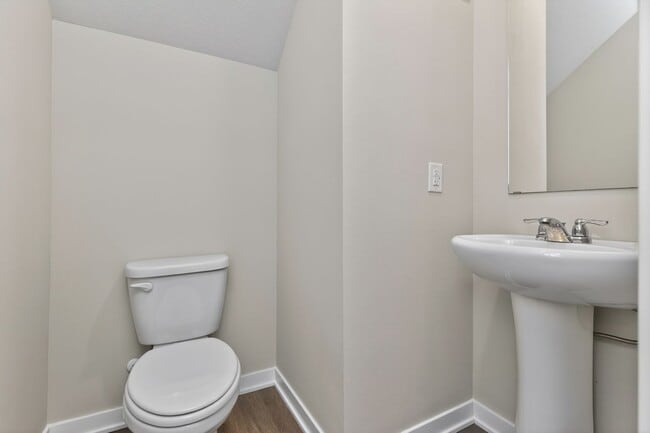 Building Photo - MODERN COMFORT!! 3 Bedroom, 3 Bathroom Townhome in Urbandale!