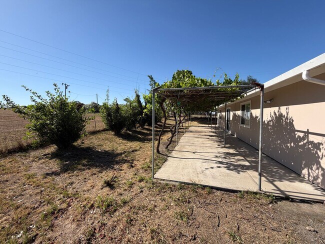 Building Photo - 3 Bed 2 Bath Country Home