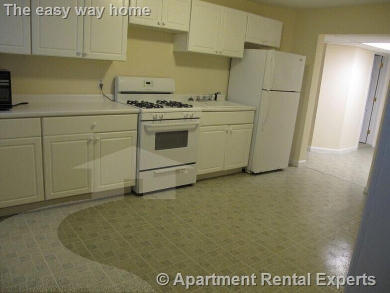 Building Photo - 14 Centre St