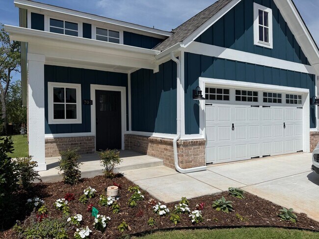 Building Photo - Fall special! flexible terms and easy move in!! 3 bed 2 bath 2 car in bungalow Heights, beautiful...