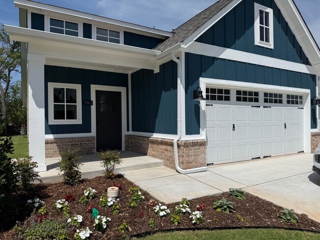 Building Photo - Flexible terms and easy move in!! 3 bed, 2 bath, 2 car garage in the gated Bungalow Heights commu...