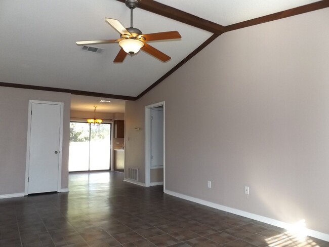 Building Photo - Spacious 2/1.5 Duplex in Bellview with Gar...