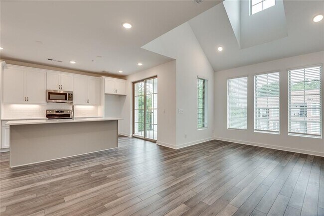 Building Photo - 513 Burton Dr