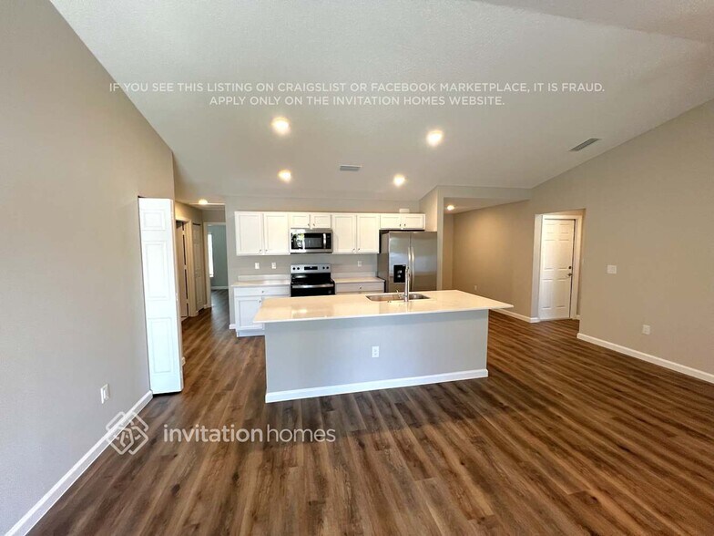 Building Photo - 691 SW Hillsboro Cir