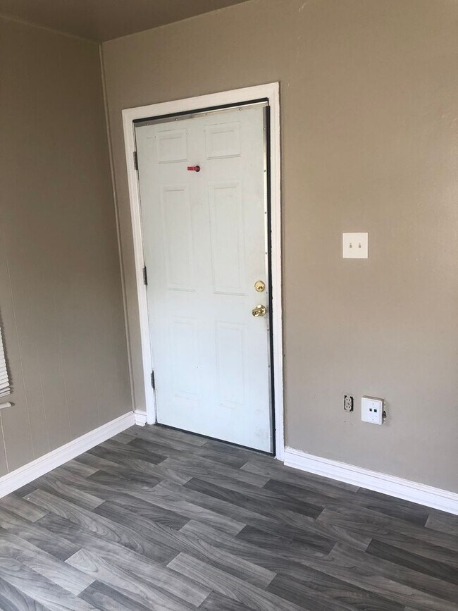 Building Photo - 1 Bedroom Newly renovated garden style apartments available for rent