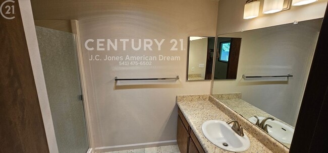 Building Photo - 3 Bed 2 Bath Home w/Attached Garage